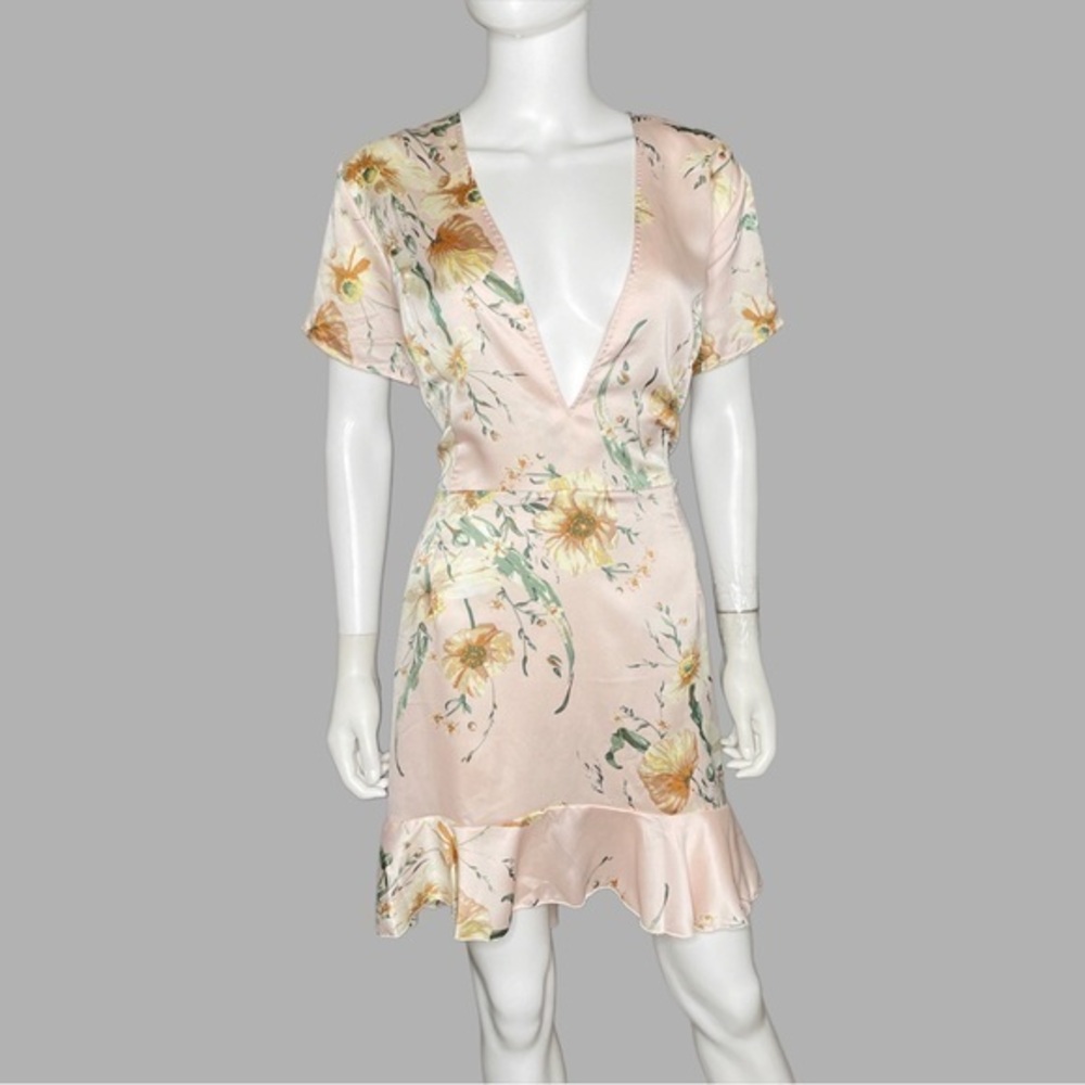 PrettyLittleThing Dusty Pink Floral Criss Cross Back Frill‎ Hem Bodycon Dress